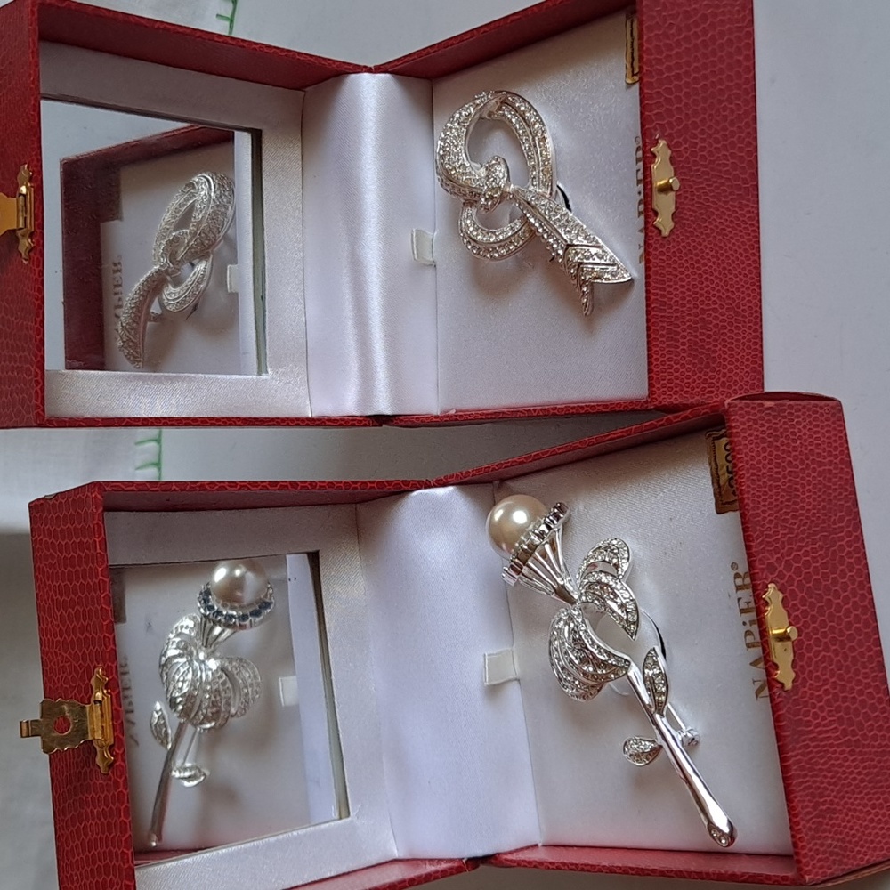 Napier Brooch Set